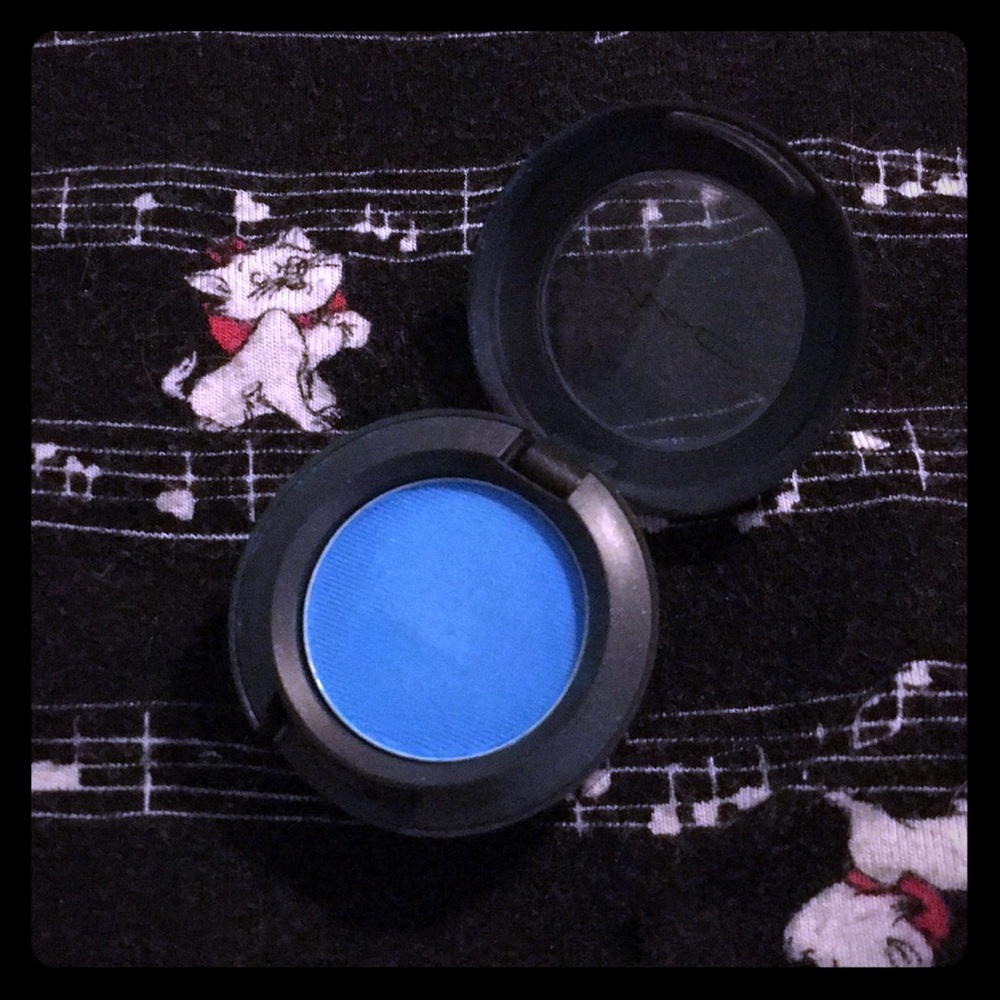 MAC eyeshadow in ‘Electric Eel’